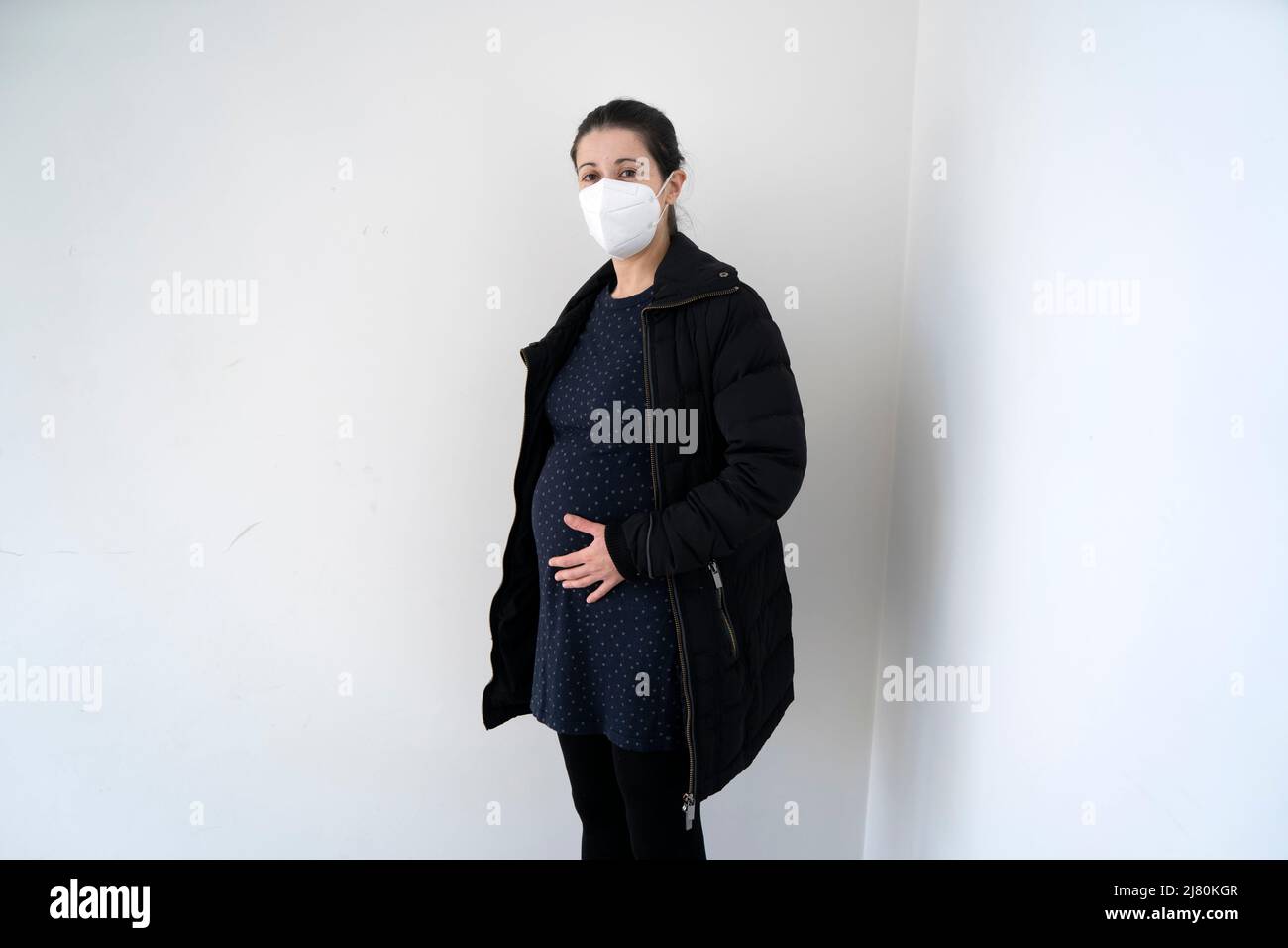 Femme enceinte portant un masque Banque D'Images