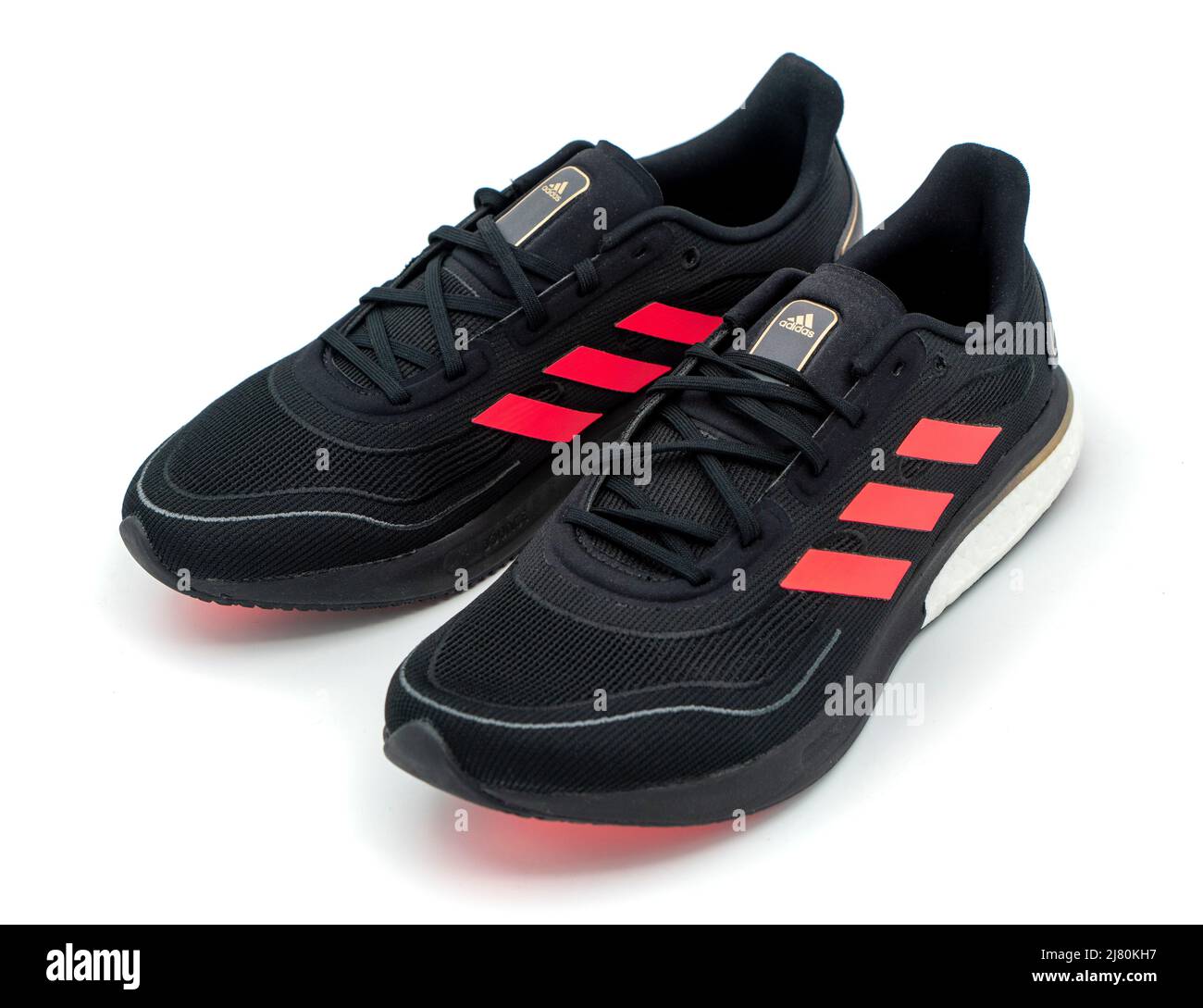 Paire de chaussures de course à pied Adidas Boost découpées isolées sur  fond blanc Photo Stock - Alamy