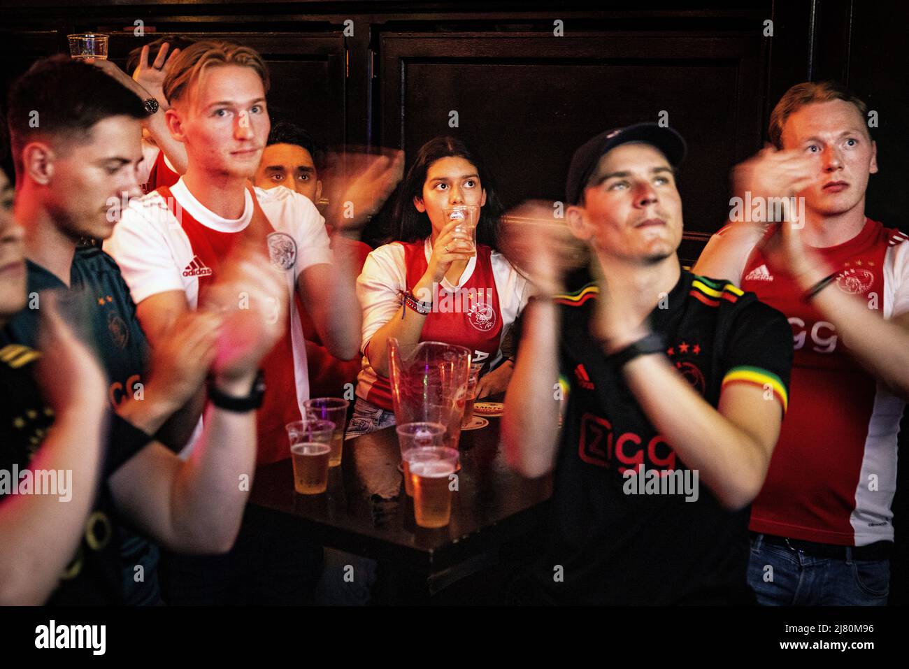 2022-05-11 21:19:24 AMSTERDAM - les fans d'Ajax regardent le café Heeren van Amstel sur Rembrandtplein pendant le match entre Ajax et sc Heerenveen. Ajax peut conquérir le titre national de 36th. Dans ce cas, les joueurs et les membres du personnel technique seront honorés dans le Johan Cruijff Arena immédiatement après le match. ANP RAMON VAN FLYMEN pays-bas sortie - belgique sortie Banque D'Images