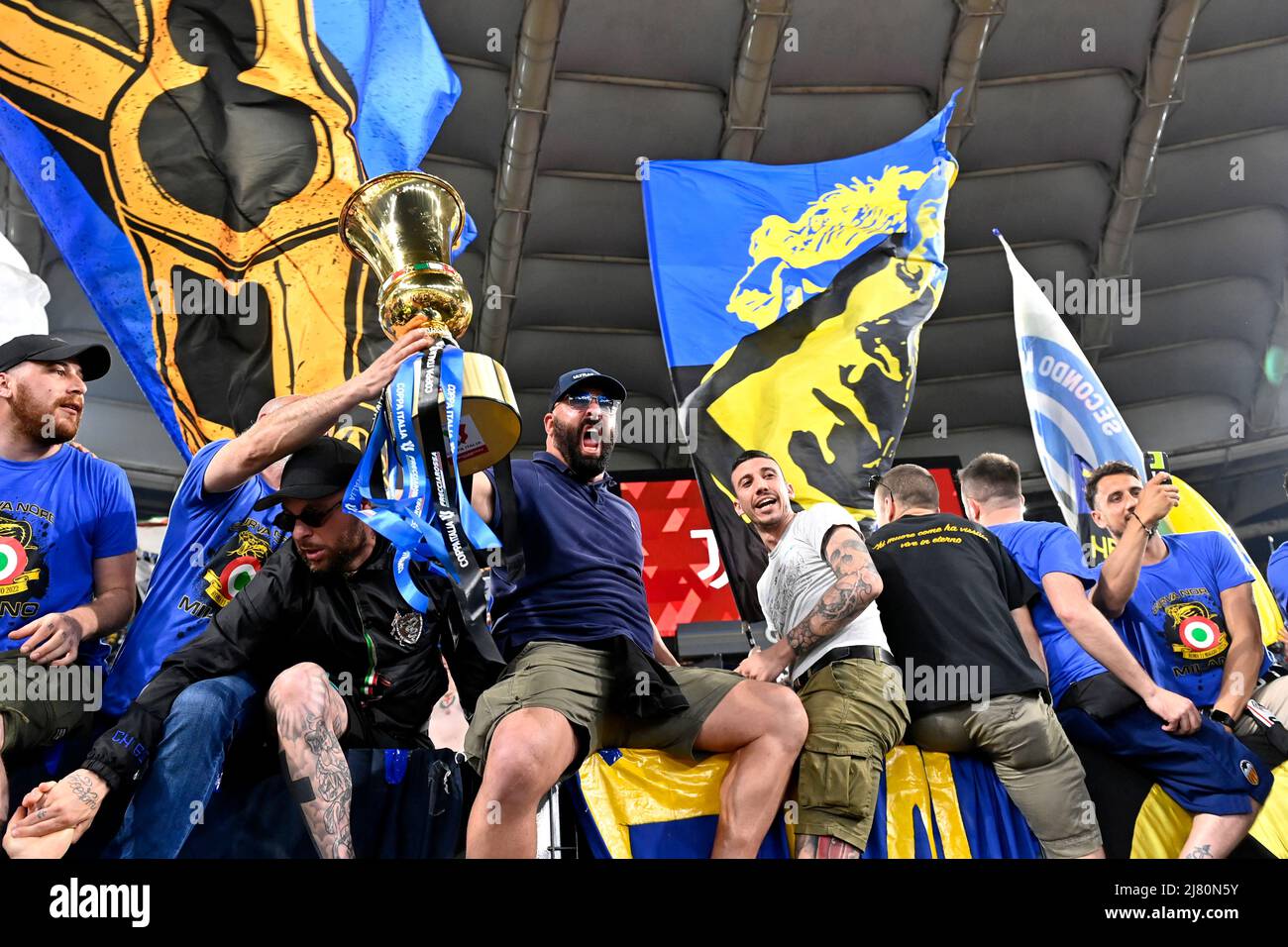 Roma, Italie. 11th mai 2022. Les Inter-supporters célèbrent la victoire à la fin du match de football final de la coupe d'Italie entre le Juventus FC et le FC Internazionale au stade Olimpico de Rome (Italie), le 11th mai 2022. Photo Andrea Staccioli/Insidefoto crédit: Insidefoto srl/Alamy Live News Banque D'Images