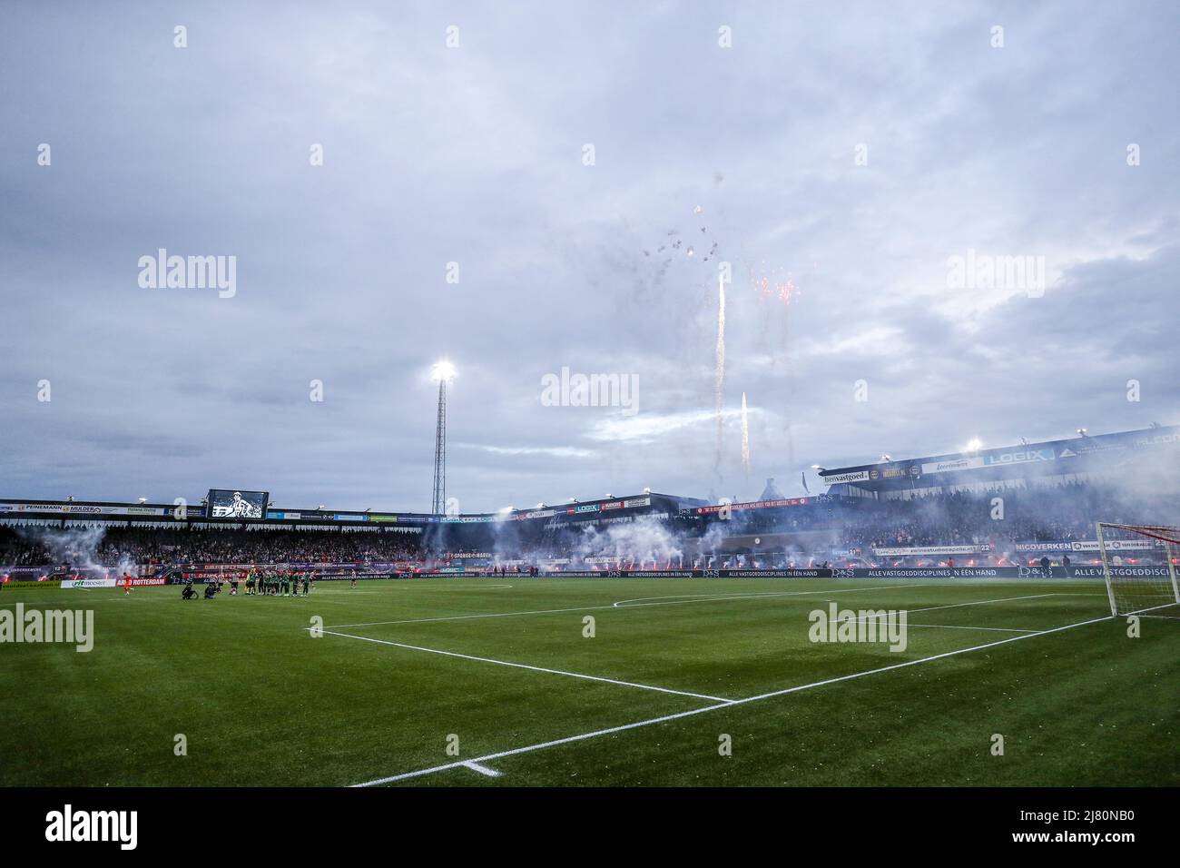 ROTTERDAM - feux d'artifice avant le match néerlandais Eredivisie entre Sparta Rotterdam et PEC Zwolle au Sparta Stadium Het Kasteel le 11 mai 2022 à Rotterdam, pays-Bas. ANP BART STOUTJEDIJK Banque D'Images