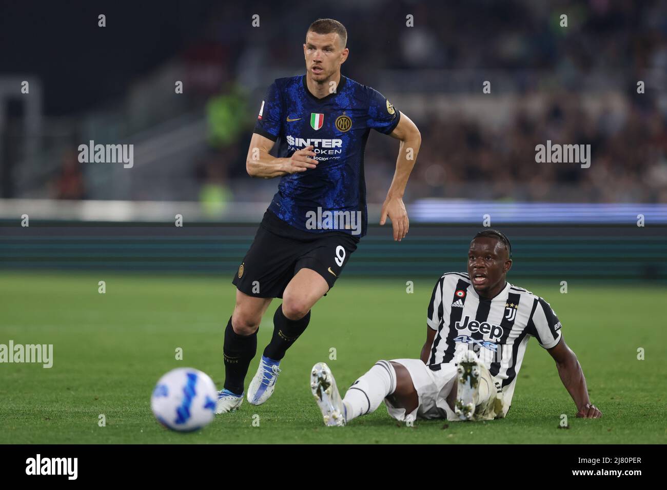 Rome, Italie, 11th mai 2022. Edin Dzeko du FC Internazionale prend Denis Zakaria de Juventus lors du match Coppa Italia au Stadio Olimpico, Rome. Le crédit photo devrait se lire: Jonathan Moscrop / Sportimage Banque D'Images