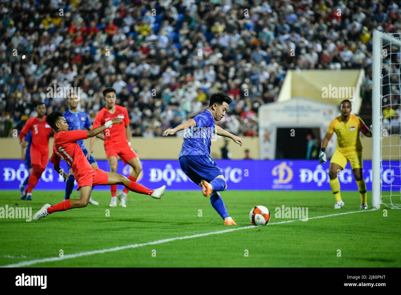 Nam Dinh, Vietnam. 09th mai 2022. Worrachit Kanitssribumphen (R) de Thaïlande et Muhammad Harith Bin Shahiran vu en action pendant les Jeux de la mer 2022 Groupe B match entre la Thaïlande et Singapour au stade Thien Truong.(score final; Thaïlande 5:0 Singapour) (photo par Amphol Thongmueangluang/SOPA Images/Sipa USA) Credit: SIPA Live Alamy News Banque D'Images