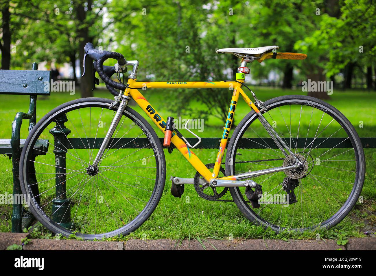 Vélo de route jaune dans la rue Banque D'Images