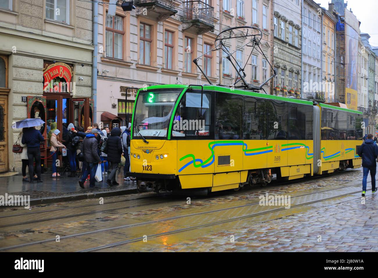 Tramway jaune dans la ville de Lviv Banque D'Images
