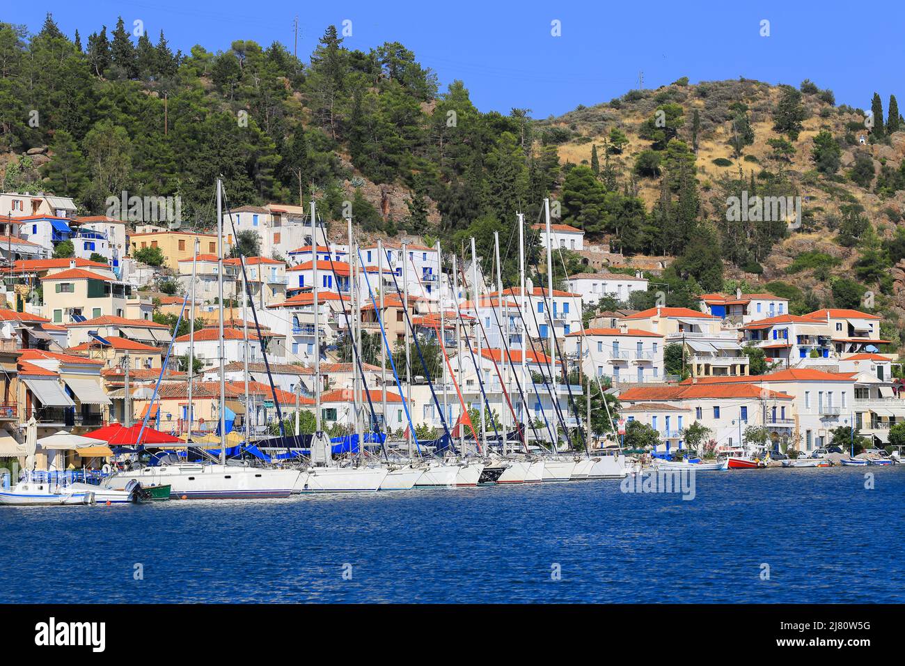 Île grecque Poros avec des bateaux et des maisons en été Banque D'Images