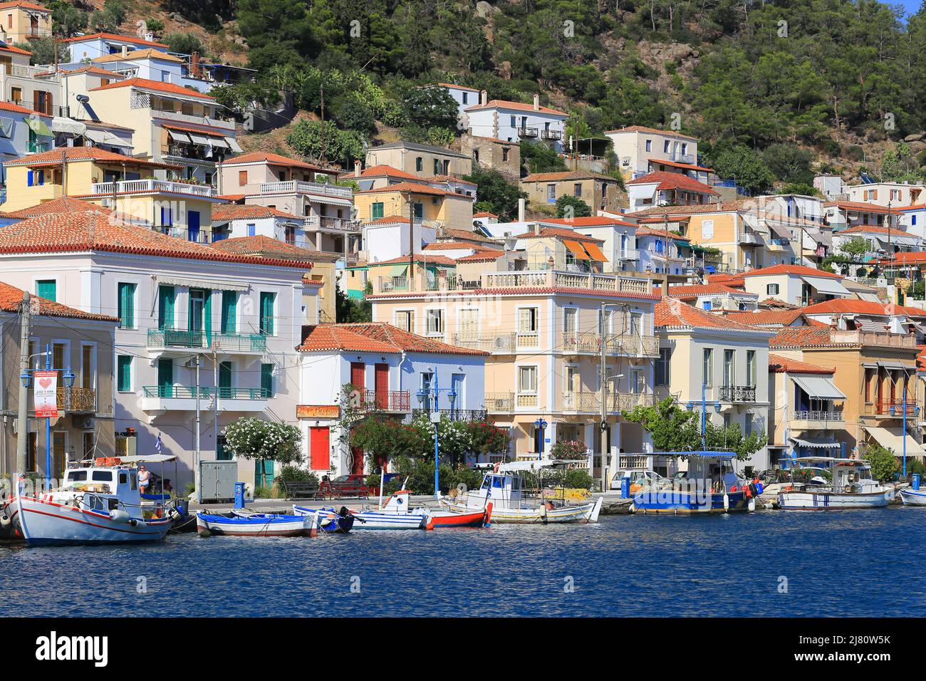 Île grecque Poros avec des bateaux et des maisons en été Banque D'Images