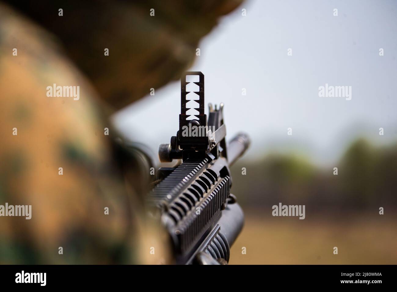 A Marine avec un deuxième peloton, Bravo Company, Marine Barracks Washington (MBW), lance un lanceur de grenade M203 pendant l'entraînement d'infanterie à la base du corps de Marine à Quantico, en Virginie, le 13 avril 2022. Marines et MBW ont effectué un insert aérien dans MV-22 Ospreys, des patrouilles à pied et une formation de feu vivant pour perfectionner les compétences en infanterie. (É.-U. Photo du corps marin par lance Cpl. Pranav Ramakrishna) Banque D'Images