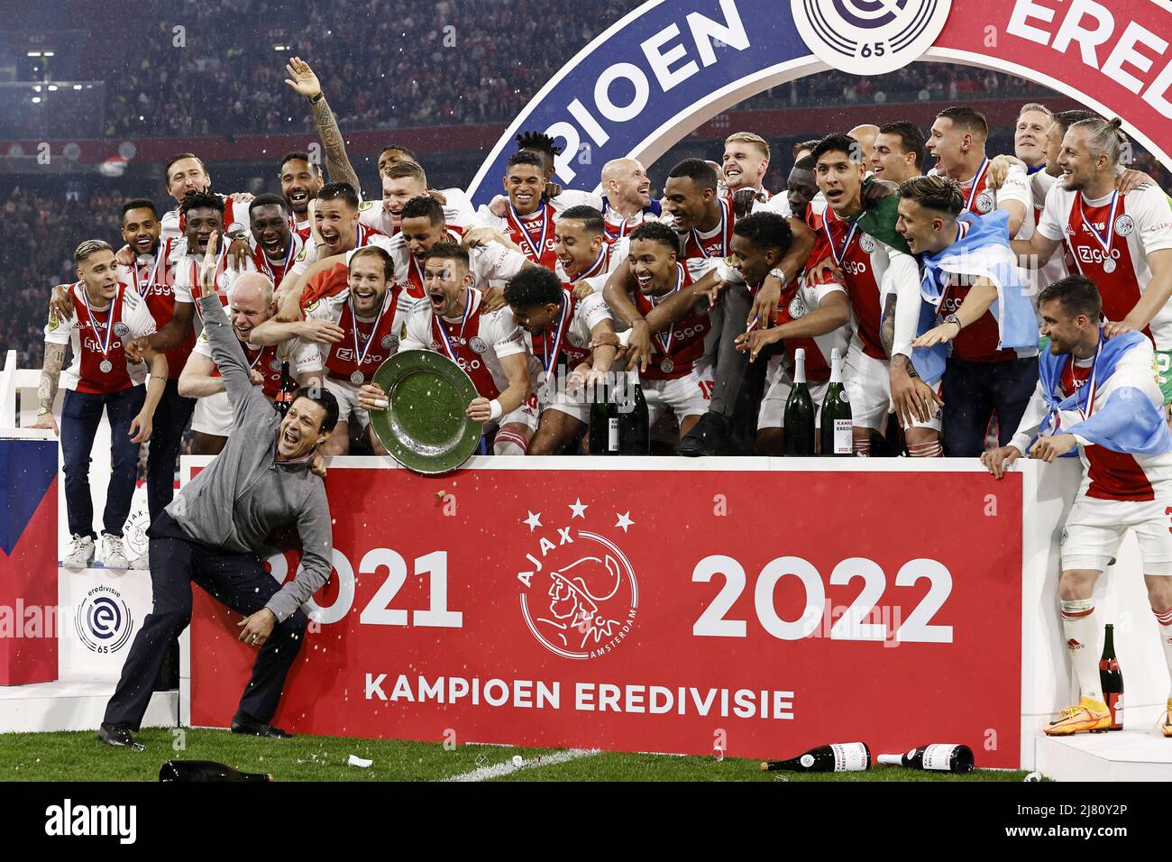 AMSTERDAM - Jari Litmanen, gardien de but Ajax Maarten Stekelenburg, Jurrien Timber of Ajax, Perr Schuurs of Ajax, Edson Alvarez of Ajax, Sean Klaiber of Ajax, Davy Klaassen of Ajax, David NEREs of Ajax, Ryan Gravenberch of Ajax, Danilo of Ajax, Dusan Tony of Ajax, Dax of Ajax, Dary Matheos Santos of Ajax, Antheas of Ajax, Noussair Mahraoui d'Ajax, Devyne Rensch d'Ajax, Jay Gorter, Daley Blind d'Ajax, Brian Brobbey d'Ajax, Zakaria Labyad d'Ajax, Mohammed Kudus d'Ajax, Lisandro Martinez d'Ajax, Sébastien Haller d'Ajax, Steven Berghuis d'Ajax, Andre Taylor, Kenneth Taylor d'Ajax, Banque D'Images