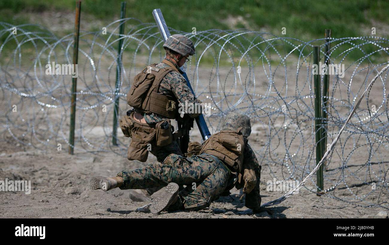 Les Marines des États-Unis, avec le 2D combat Engineer Battalion, 2D Marine Division, préparent une torpille de fortune à bangalore pendant le Sapper leaders course sur le Camp Lejeune, Caroline du Nord, le 6 mai 2022. Le cours Sapper leaders offre aux chefs d'équipe d'ingénieurs de combat les compétences techniques et tactiques requises pour assurer la mobilité, la contre-mobilité et la capacité de survie aux commandants de compagnies d'infanterie. (É.-U. Photo du corps marin par lance Cpl. Ryan Ramsammy) Banque D'Images