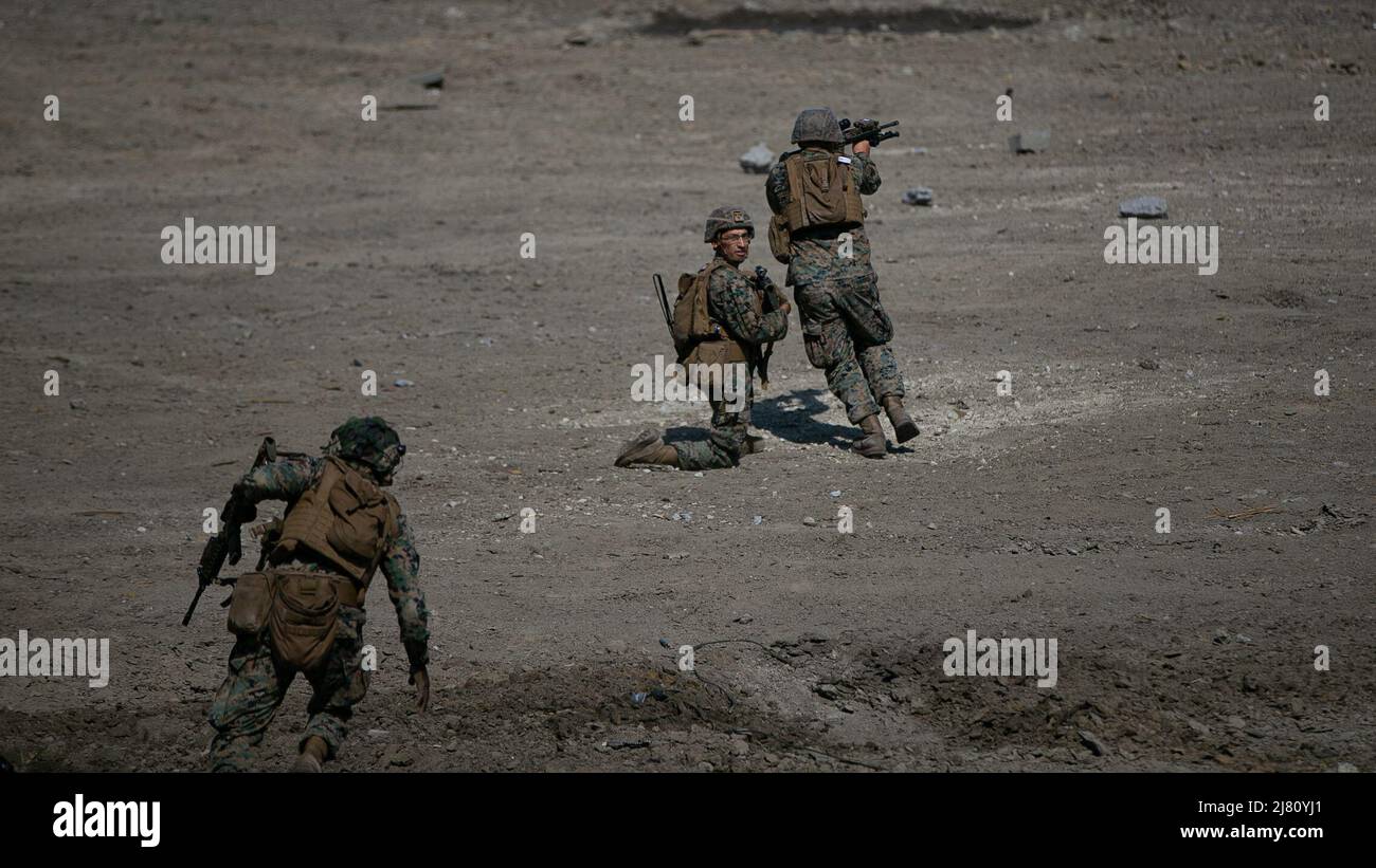 Les Marines des États-Unis, avec le 2D combat Engineer Battalion, 2D Marine Division, exploitent une brèche lors du Sapper leaders course sur le Camp Lejeune, Caroline du Nord, le 6 mai 2022. Le cours Sapper leaders offre aux chefs d'équipe d'ingénieurs de combat les compétences techniques et tactiques requises pour assurer la mobilité, la contre-mobilité et la capacité de survie aux commandants de compagnies d'infanterie. (É.-U. Photo du corps marin par lance Cpl. Ryan Ramsammy) Banque D'Images