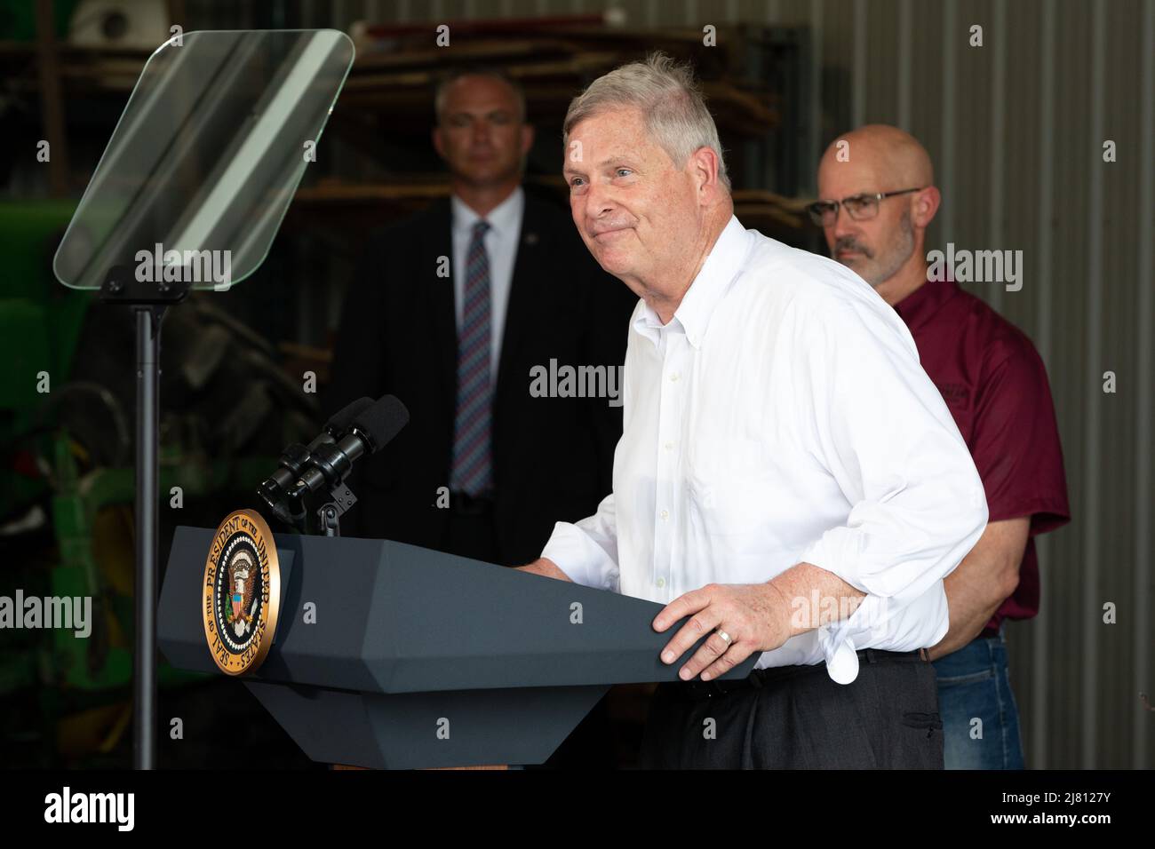 Kankakee, Illinois, États-Unis. 11th mai 2022. Le secrétaire à l'Agriculture, Tom Vilsack (à l'avant) et Jeff O'Connor (à droite), parlent de l'impact de l'invasion russe de l'Ukraine sur l'agriculture à Kankakee le 11 mai 2022. (Credit image: © Lora Olive/ZUMA Press Wire) Banque D'Images