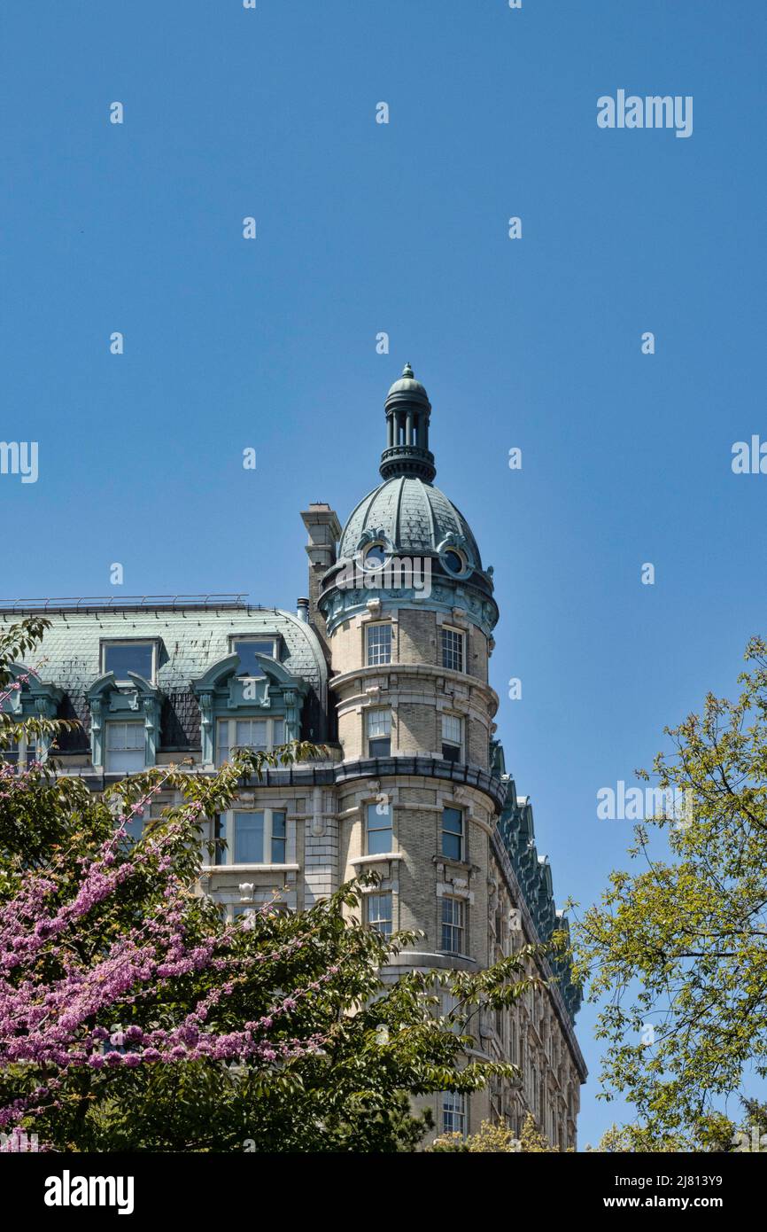 Le St. Urban Residential Building vu de Central Park au printemps, NYC, USA 2022 Banque D'Images