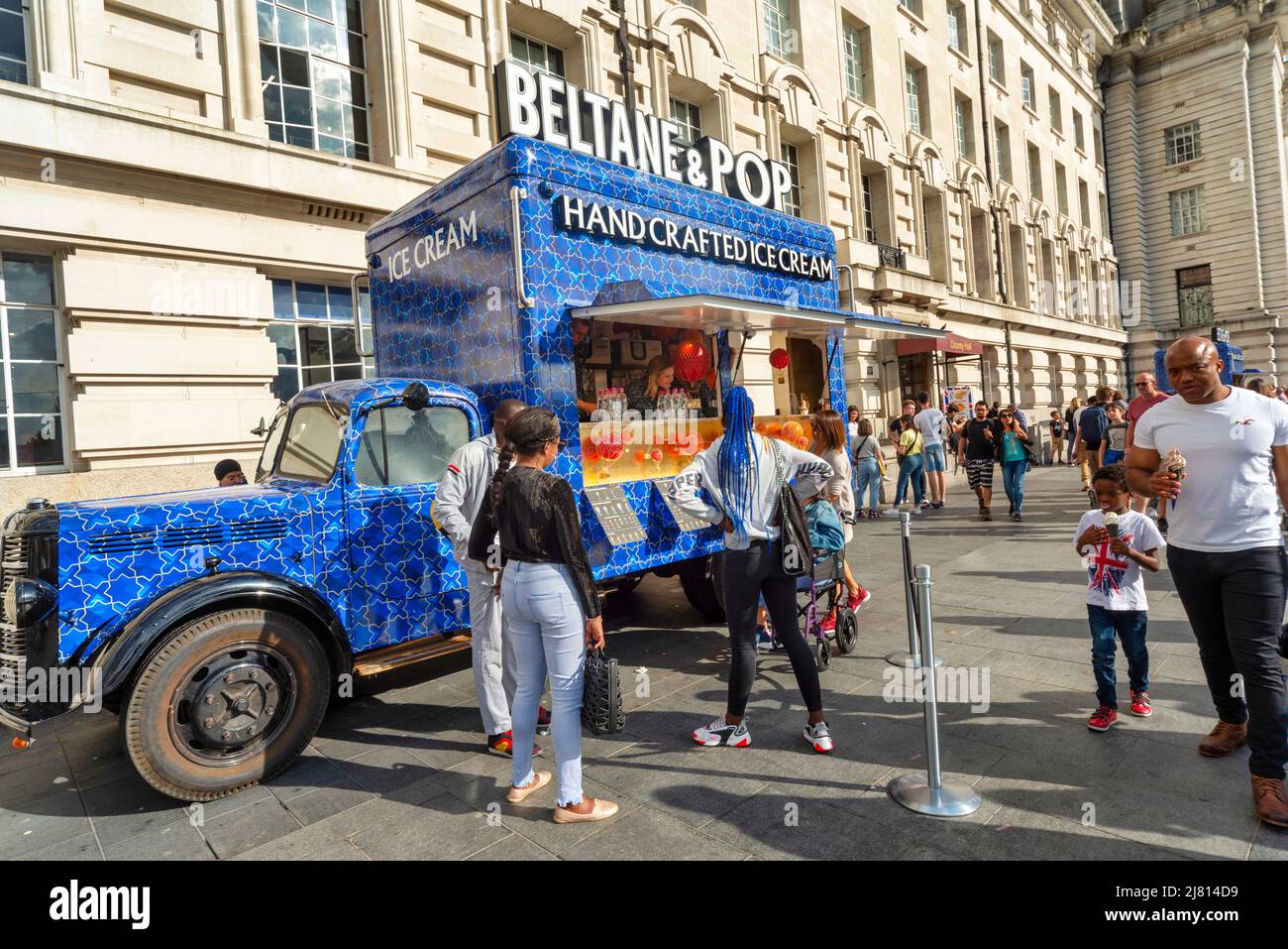 Lonon,Angleterre,Royaume-Uni-août 21 2019: Sur le site du London Eye, à côté de County Hall, les visiteurs apprécient le temps d'été glorieux, alors qu'ils marchent le B Sud Banque D'Images