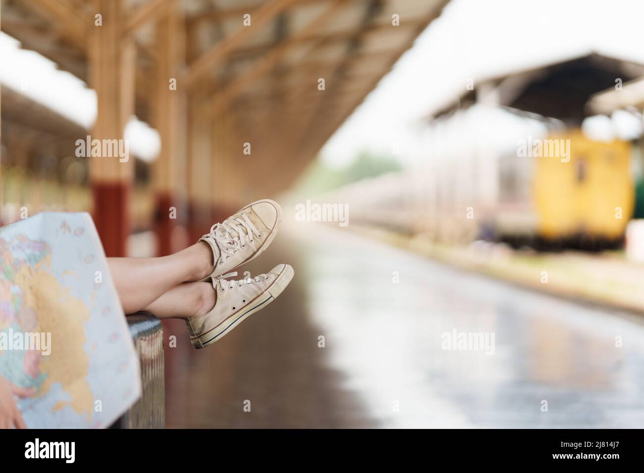 Jeune voyageur femme regardant sur des cartes planifiant un voyage à la gare. Concept de style de vie d'été et de voyage. Banque D'Images