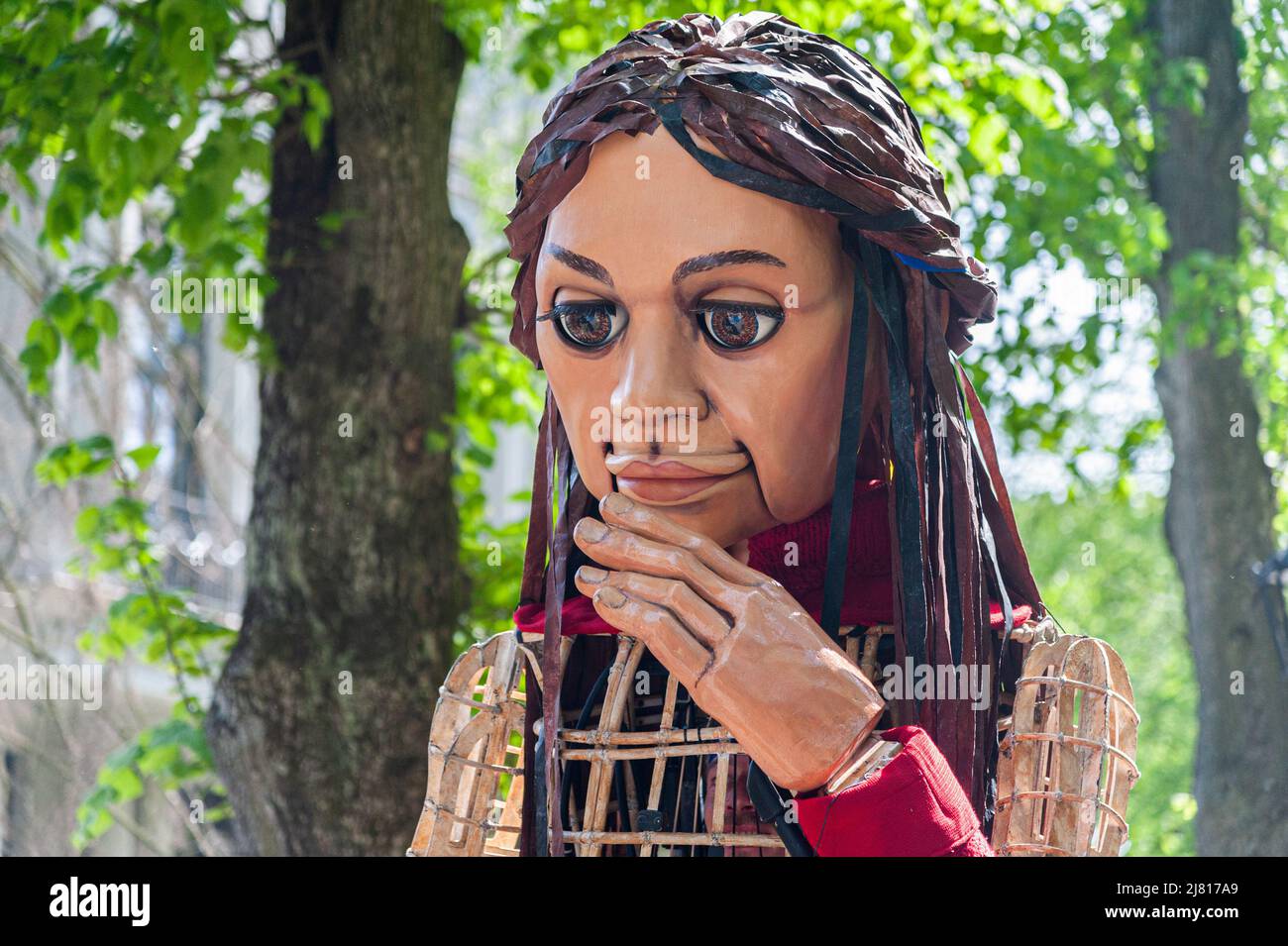 Amal, une marionnette géante représentant une jeune fille de réfugiés syriens de neuf ans dans un quartier de conteneurs pour les Ukrainiens déplacés. La marionnette géante de 3,5 mètres célèbre la migration humaine et a parcouru plus de 8000 kilomètres de la frontière syrienne turque à travers l'Europe jusqu'au Royaume-Uni. La Russie a envahi l'Ukraine le 24 février 2022, déclenchant la plus grande attaque militaire en Europe depuis la Seconde Guerre mondiale (Photo de Mykola TYS / SOPA Images / Sipa USA) Banque D'Images