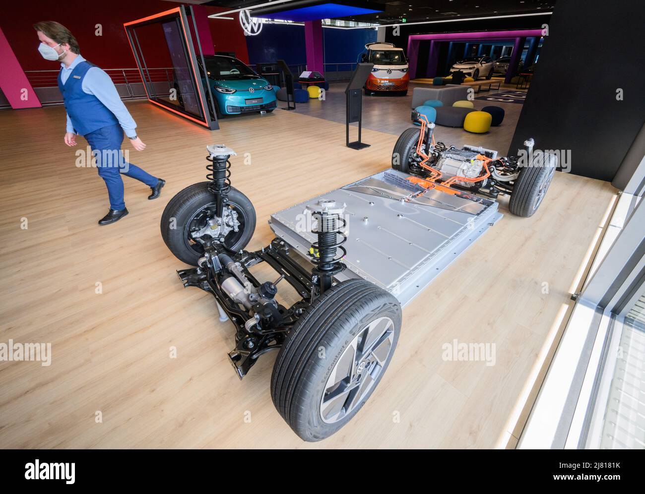 Wolfsburg, Allemagne. 11th mai 2022. Un kit de transmission électronique modulaire (MEB), sur lequel VW développe des modèles électriques, se trouve dans l'Autostadt, à l'usine principale de Volkswagen. L'Assemblée générale annuelle de Volkswagen AG aura lieu le 12 mai. Credit: Julian Stratenschulte/dpa/Alay Live News Banque D'Images