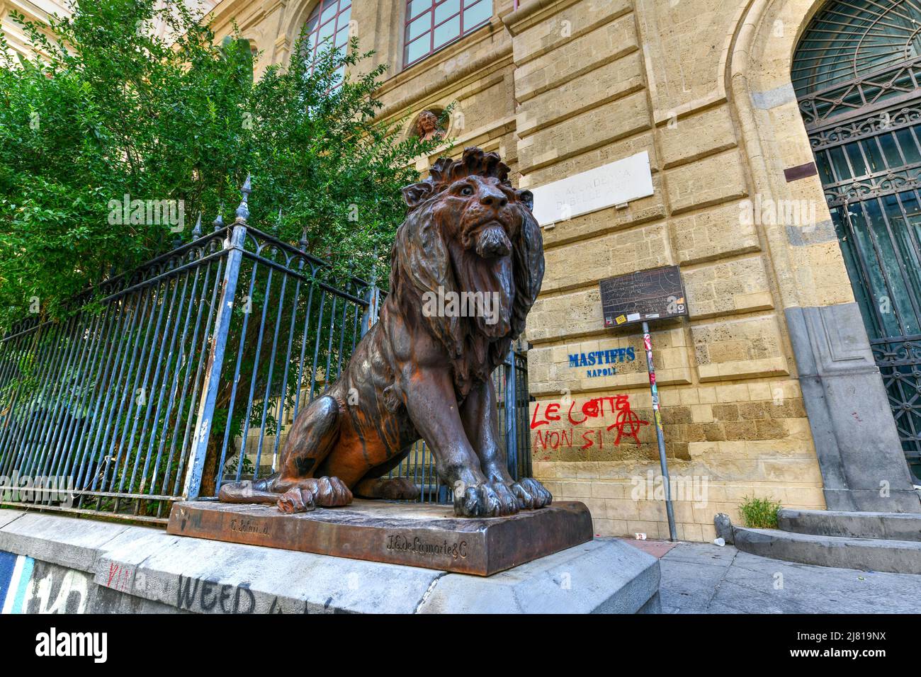 Naples, Campanie, Italie - 16 août 2021 : Académie des Beaux-Arts dans l'ancien couvent de San Giovanni Battista delle Monache, via Santa Maria di COS Banque D'Images Naples, Campanie, Italie - 16 août 2021 : Académie des Beaux-Arts dans l'ancien couvent de San Giovanni Battista delle Monache, via Santa Maria di COS Banque D'Images