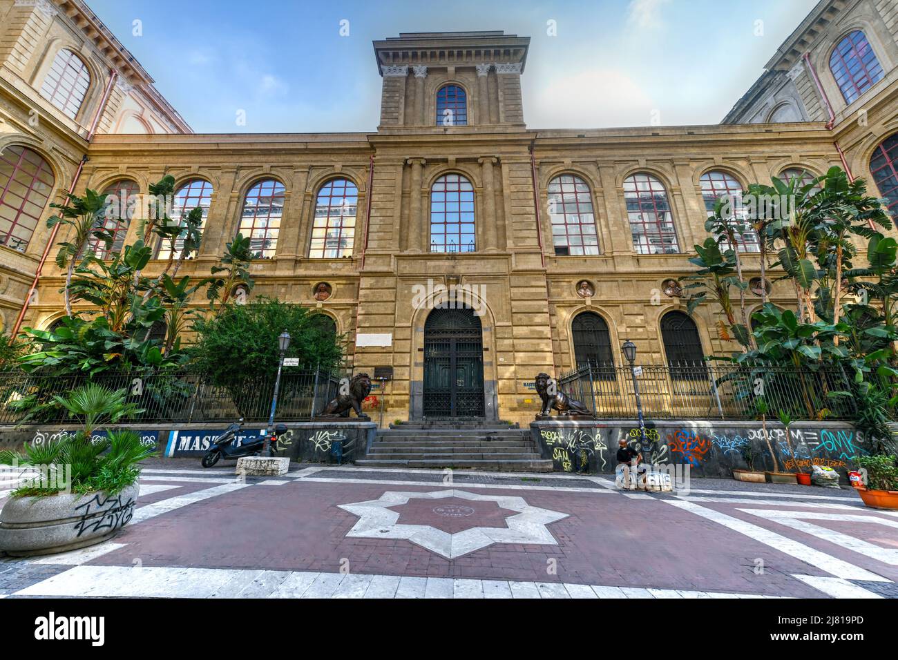 Naples, Campanie, Italie - 16 août 2021 : Académie des Beaux-Arts dans l'ancien couvent de San Giovanni Battista delle Monache, via Santa Maria di COS Banque D'Images Naples, Campanie, Italie - 16 août 2021 : Académie des Beaux-Arts dans l'ancien couvent de San Giovanni Battista delle Monache, via Santa Maria di COS Banque D'Images