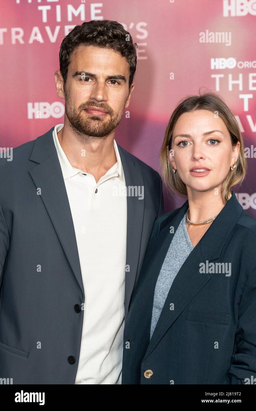 New York, NY - 11 mai 2022 : Theo James et Ruth Kearney assistent à la première femme de The Time Traveler à la Morgan Library Banque D'Images