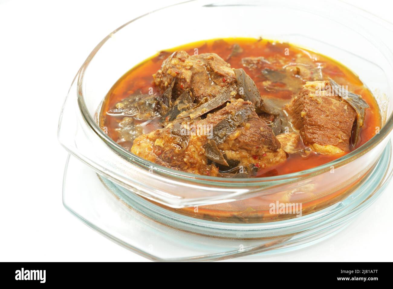 Moo Chamuang ou morceaux de curry de porc avec des feuilles de Chamuang, le goût est doux et aigre. Célèbre menu de curry local dans la province de Chanthaburi en Thaïlande. Le Banque D'Images