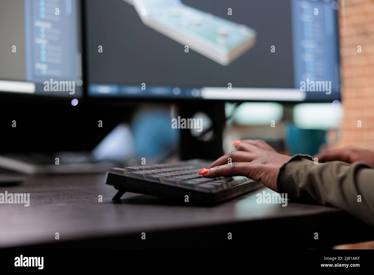 Gros plan sur le chef d'équipe du service de production travaillant dans le domaine de la CAO pour créer un maillage prototype. Artiste de dessin professionnel créatif 3D développant une scène numérique à l'aide d'une technologie logicielle avancée. Banque D'Images