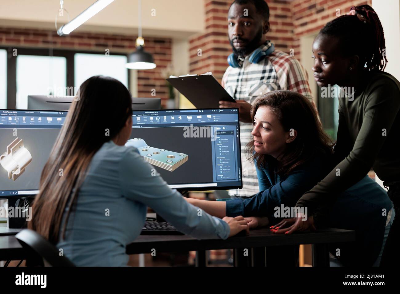 Divers artistes numériques travaillent ensemble à l'aide d'un logiciel spécialisé avancé pour améliorer la géométrie du maillage. Les employés multiethniques remue-méninges ensemble pour trouver des solutions afin d'optimiser la scène 3D. Banque D'Images