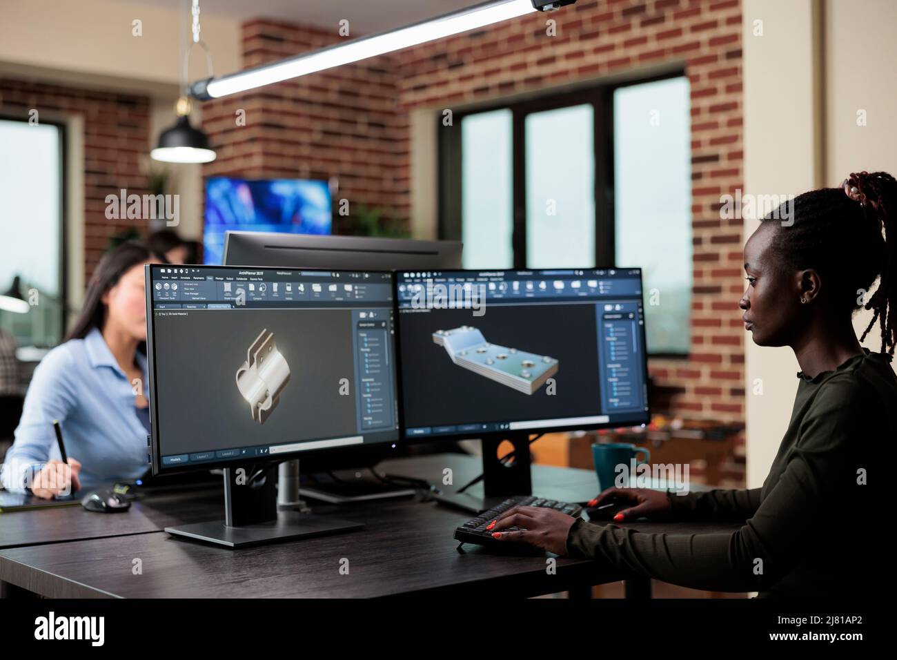 Créateur entreprise professionnel modeleur création de modèle 3D à l'aide de logiciels spécialisés. Ingénieur numérique développant un prototype de maillage à l'aide d'un ordinateur moderne tout en étant assis au bureau. Banque D'Images