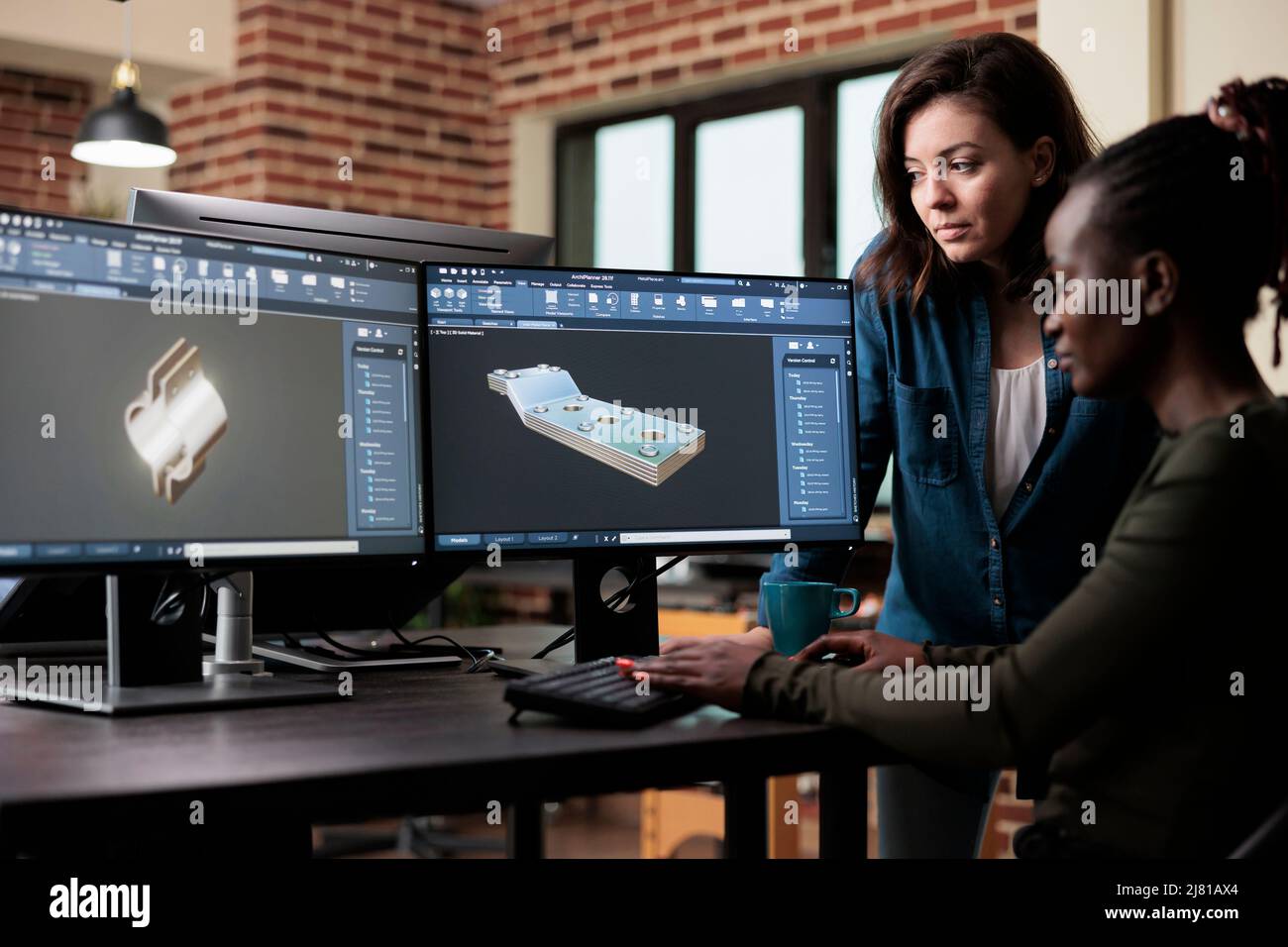 3D artistes graphiques dessinant des actifs mécaniques à l'aide d'une technologie logicielle avancée. Expert en modélisation optimisant le nombre de polygones et le maillage géométrique afin d'améliorer la qualité visuelle. Banque D'Images