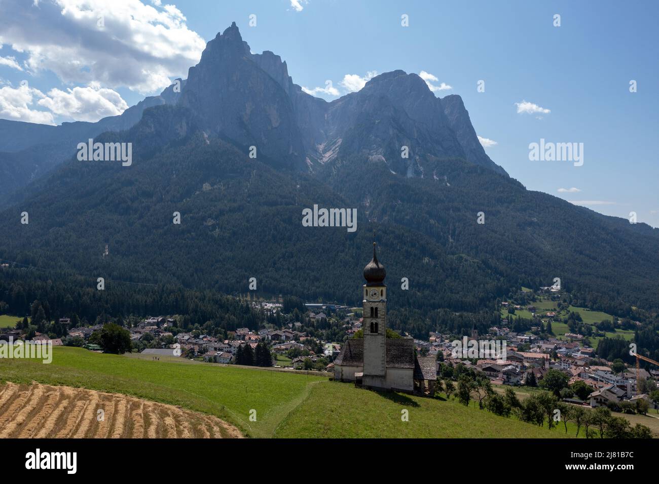 Eglise du village de Saint Valentin (Kastelruth) en été dans les Alpes Dolomites. Paysage incroyable avec petite chapelle sur prairie ensoleillée et pic de Petz à Kast Banque D'Images