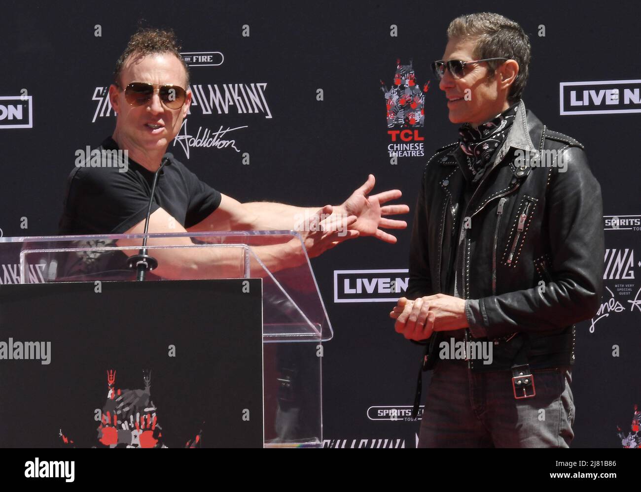 Los Angeles, États-Unis. 11th mai 2022. (G-D) Stephen Perkins et Perry Farrell de Janes addiction à la cérémonie de l'empreinte de citrouilles en purée, tenue au Théâtre chinois de TCL le mercredi 11 mai 2022. (Photo par Sthanlee B. Mirador/Sipa USA) crédit: SIPA USA/Alay Live News Banque D'Images