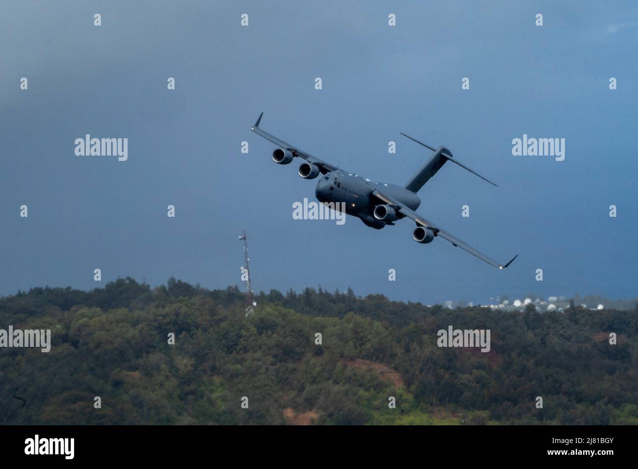 Honolulu, Hawaï, États-Unis. 4th mai 2022. Une Royal Australian Air Force C-17 Globemaster III se trouve au-dessus d'une île hawaïenne au cours d'une mission d'entraînement faisant partie de l'exercice Global Dexterity 2022 à la base conjointe Pearl Harbor-Hickam, Hawaii, le 4 mai 2022. L'escadron de la RAAF a visité la JBPHH pour se joindre à la fois au service actif et à la Garde nationale C-17s pour des missions d'entraînement autour des îles hawaïennes afin de développer des capacités de transport aérien tactique et de chute d'air. Crédit : Makensie Cooper/États-Unis Air Force/ZUMA Press Wire Service/ZUMAPRESS.com/Alamy Live News Banque D'Images