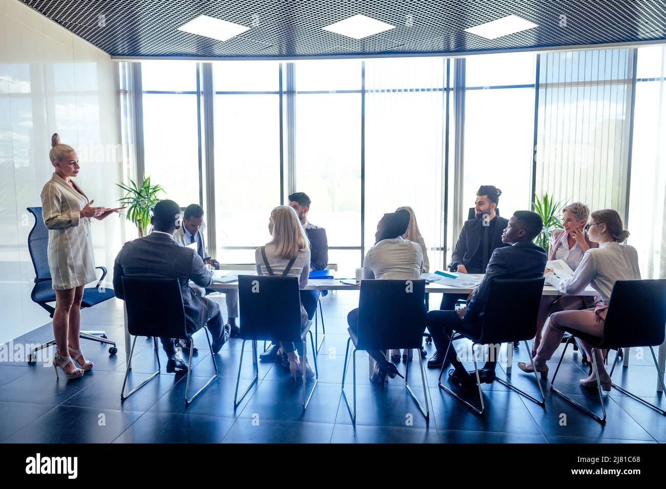 un groupe de succès afro-américains, européens, arabe et coréen homme d'affaires et femme d'affaires travaillant dans le bureau avec de grandes fenêtres en verre Banque D'Images