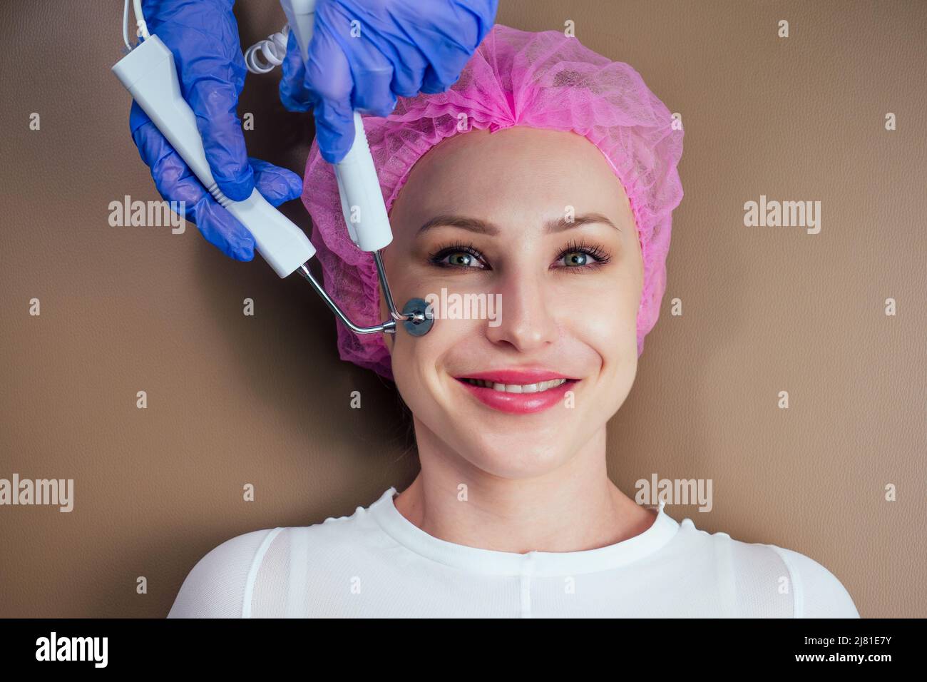 beauté esthétique spa salon .blonde femme obtenant instrument massage facial avec appareil électro microcourant. Banque D'Images