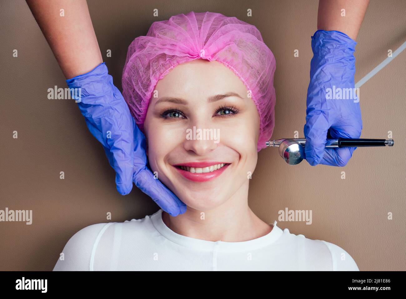 femme recevant un massage facial avec oxy air spray .oxygénothérapie dans le salon de spa.gros plan sur le visage de la joue du patient Banque D'Images