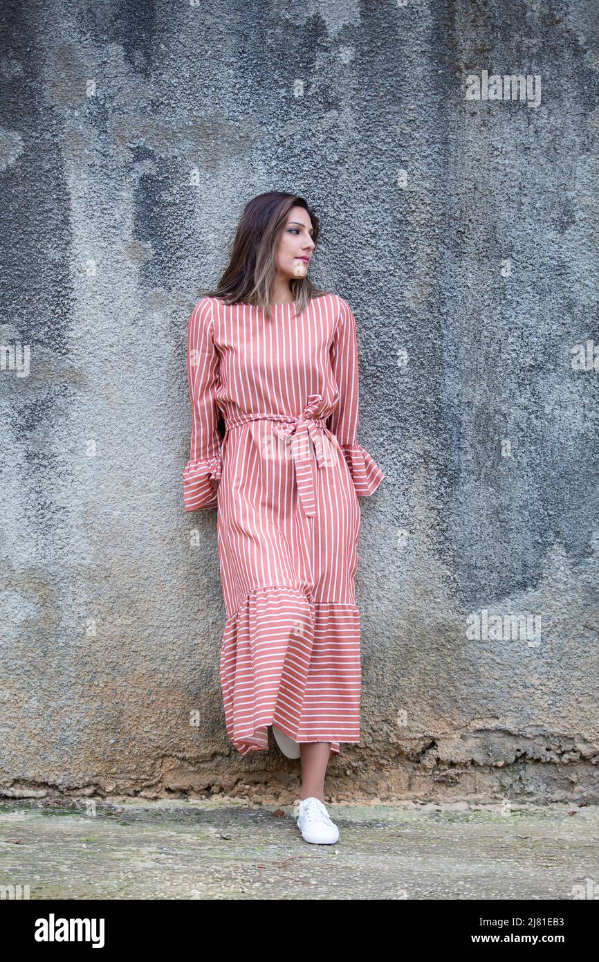 Belle femme à la voiture à l'extérieur Banque D'Images