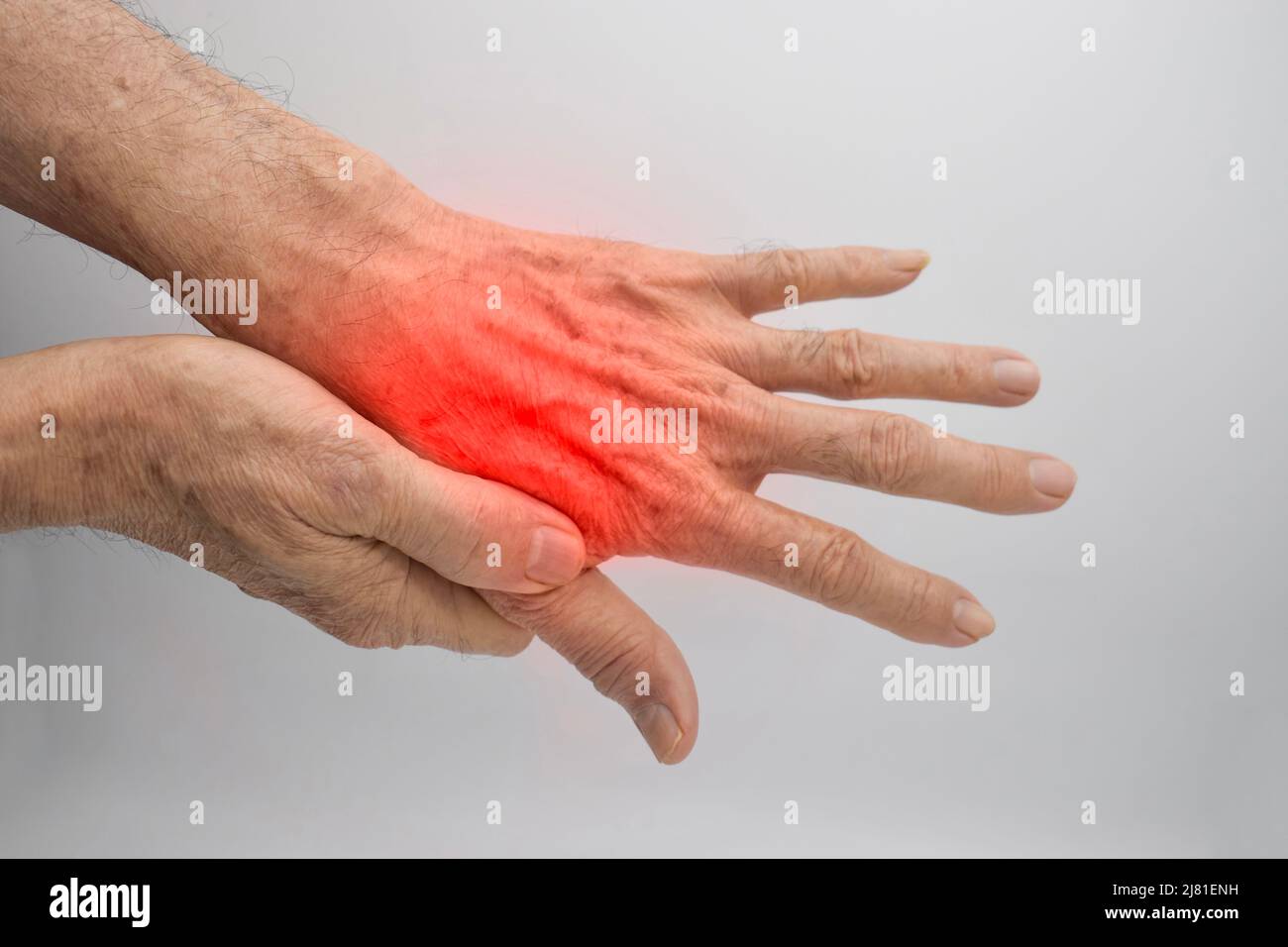Douleur dans la main du vieil homme d'Asie du Sud-est. Concept de douleur de main, d'arthrite et de problèmes articulaires. Banque D'Images