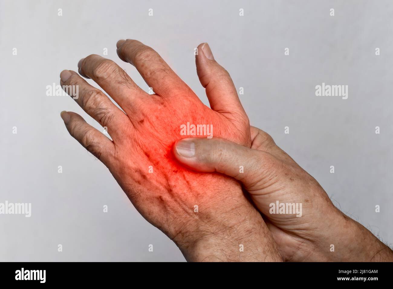 Douleur dans la main du vieil homme d'Asie du Sud-est. Concept de douleur de main, d'arthrite et de problèmes articulaires. Banque D'Images