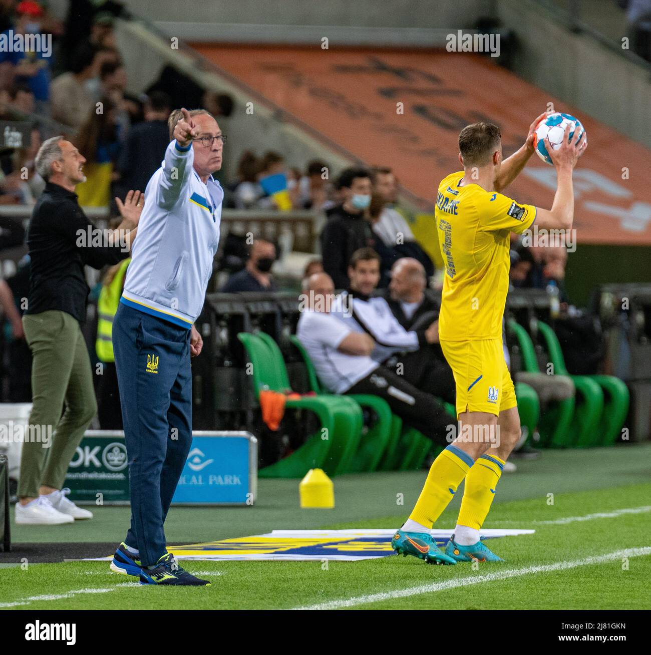 Monchengladbach, Rhénanie-du-Nord-Westphalie, Allemagne. 11th mai 2022. OLEKSANDR PETRAKOV, entraîneur-chef de l'Ukraine, donne ses ordres comme ILLYA ZABARNYI (13) tente de lancer le ballon. Borussia Monchengladbach a accueilli l'Ukraine dans le parc Borussia de Monchengladbach. (Image de crédit : © Kai Dambach/ZUMA Press Wire) Banque D'Images
