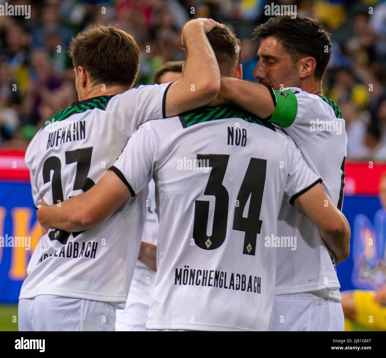 Monchengladbach, Rhénanie-du-Nord-Westphalie, Allemagne. 11th mai 2022. Borussia Monchengladbach joueurs CONOR NOSS (34), capitaine LARS STINDL (13) et JONAS HOFMANN (23) célèbrent un but. Borussia Monchengladbach a accueilli l'Ukraine dans le parc Borussia de Monchengladbach. (Image de crédit : © Kai Dambach/ZUMA Press Wire) Banque D'Images