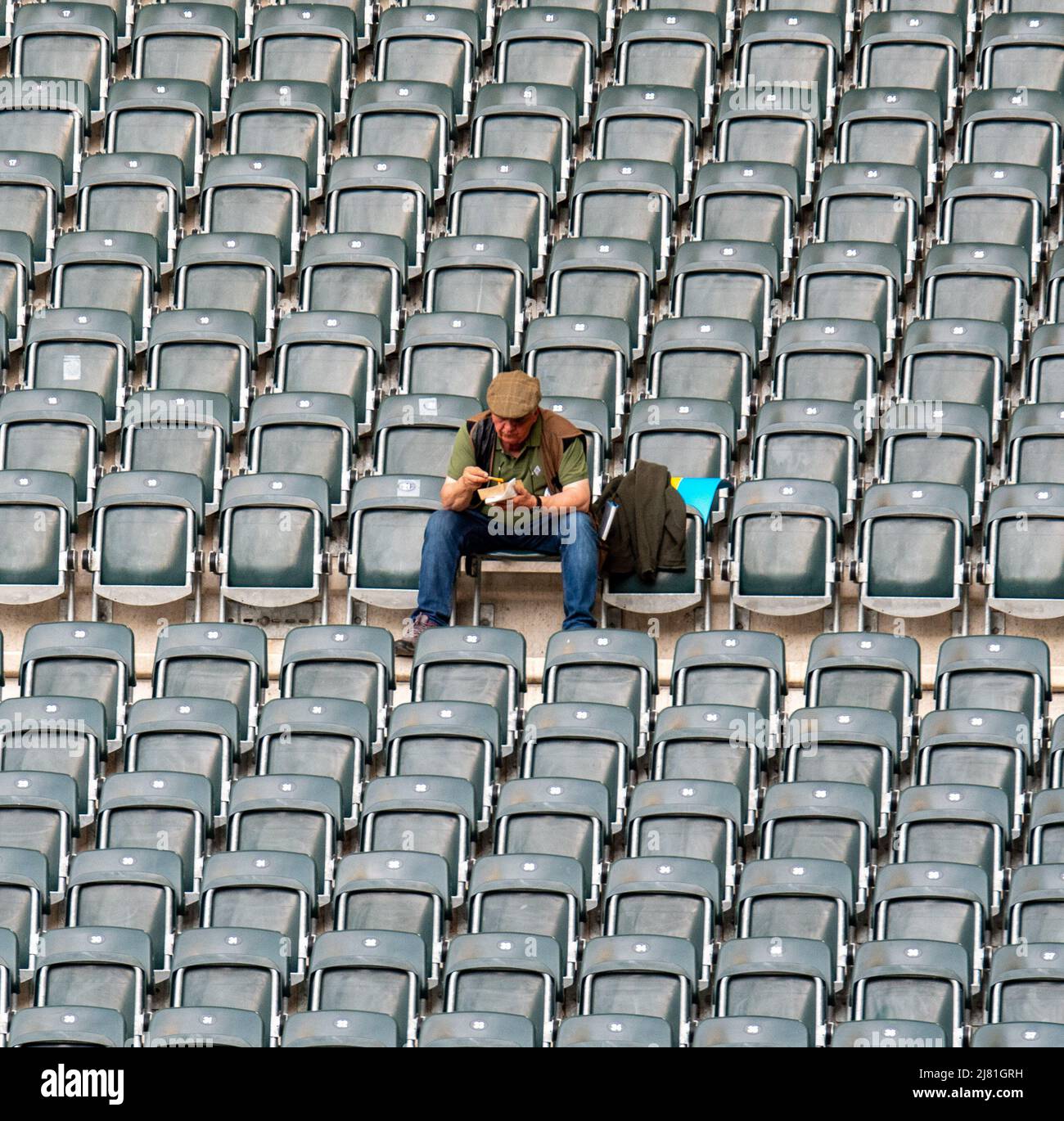 Monchengladbach, Rhénanie-du-Nord-Westphalie, Allemagne. 11th mai 2022. Un fan mange une collation avant le match. Borussia Monchengladbach a accueilli l'Ukraine dans le parc Borussia de Monchengladbach. (Image de crédit : © Kai Dambach/ZUMA Press Wire) Banque D'Images