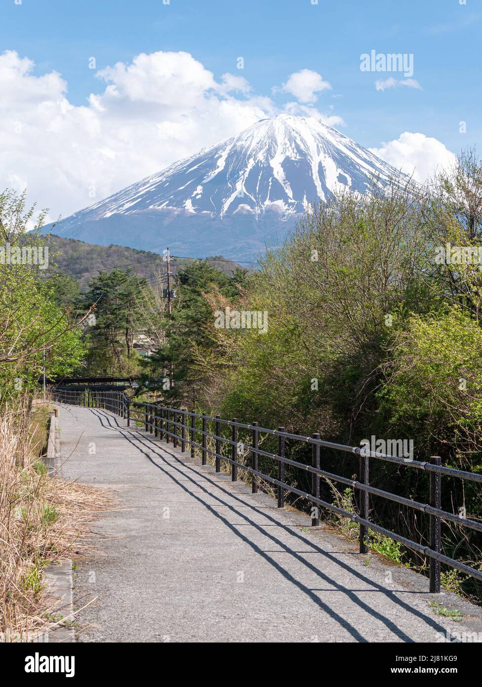 Image paysage de la montagne Fuji avec promenade en automne sur le lac Yamanaka à Yamanashi, Japon. Banque D'Images