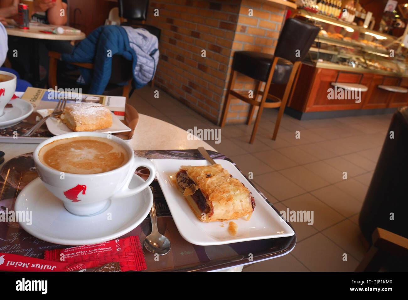 Une tasse de café et une strudel de cerise, rete, dans un café Julius Meinl, Rackeve, Hongrie Banque D'Images