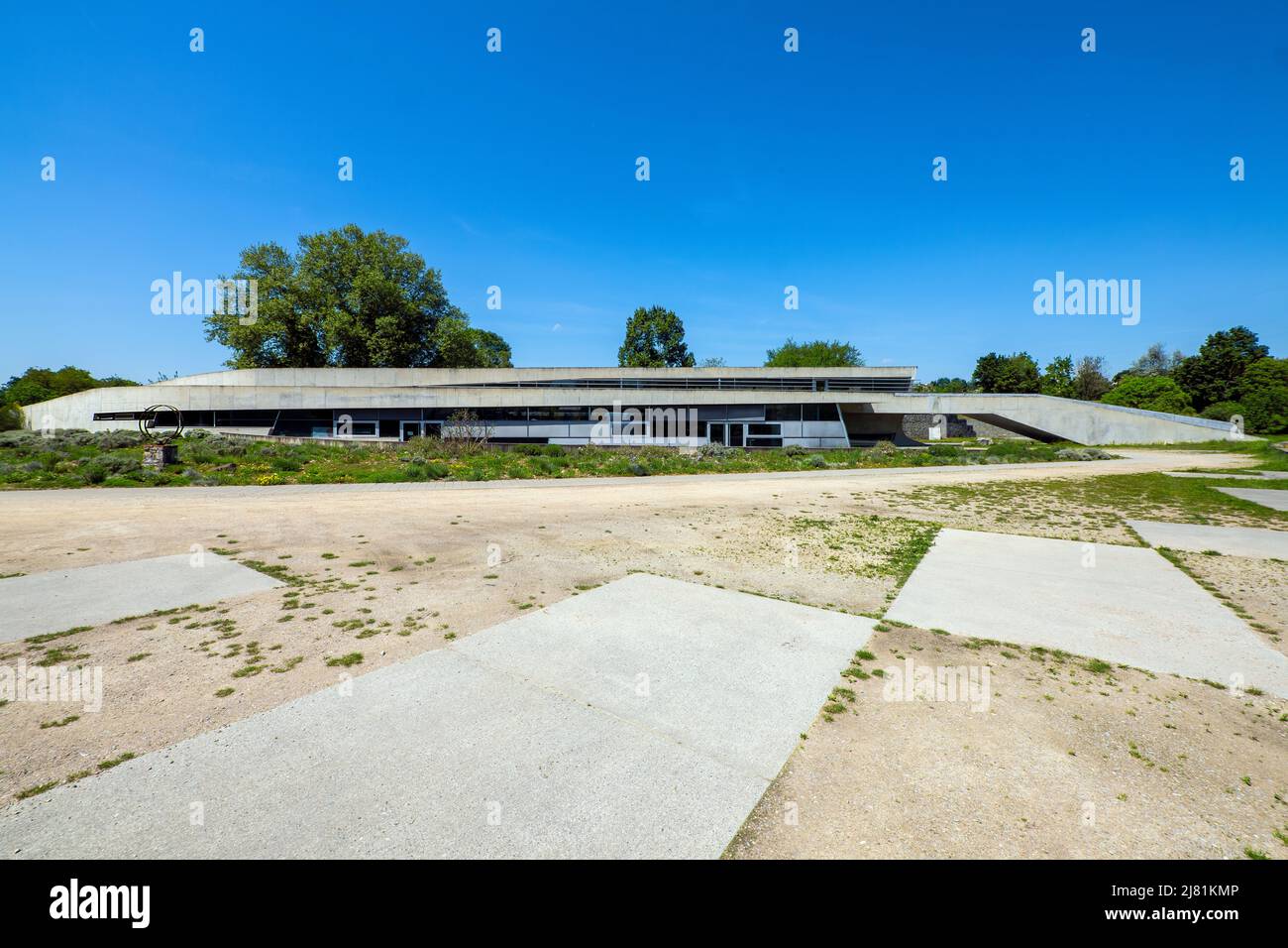 Paysage formation un, bâtiment «émergeant» du sol par Zaha Hadid. Place de jardin à Weil am Rhein, Bade-Wurtemberg, Allemagne. Banque D'Images