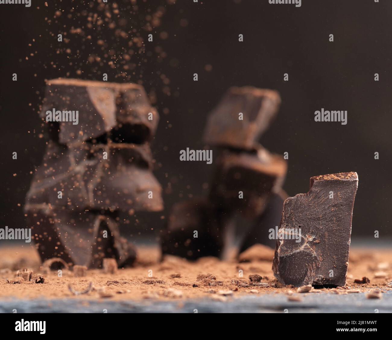 Brisures de chocolat noir et de poudre de cacao sur une table Banque D'Images