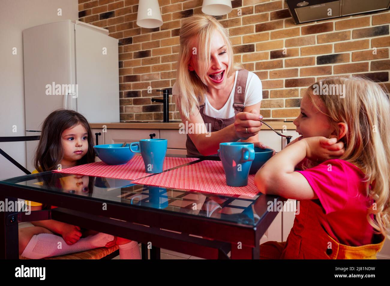 belle fille caucasienne ne veut pas manger la cuisine avec sa sœur Banque D'Images