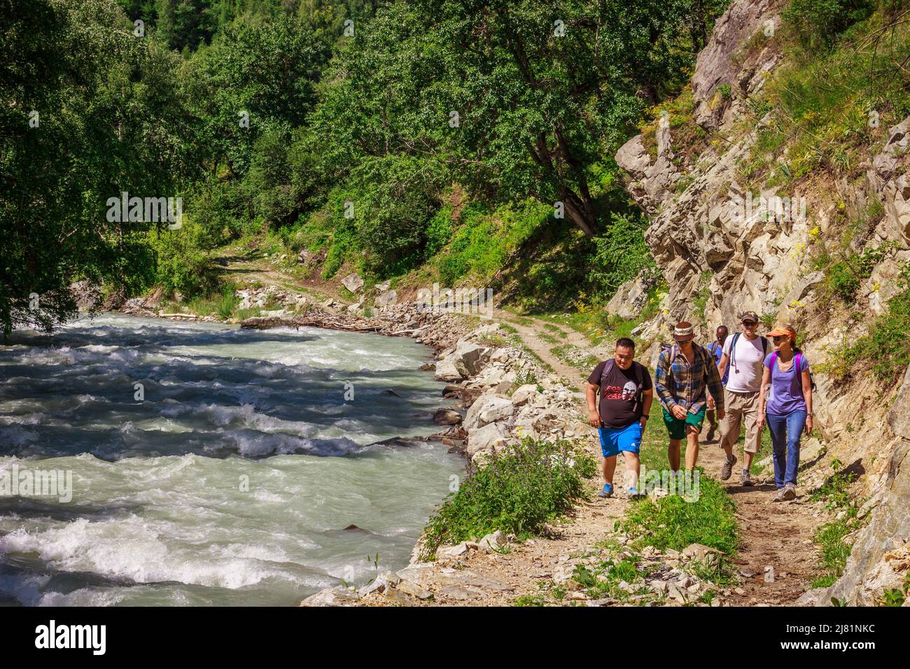 Groupe d'amis en randonnée dans les gorges Banque D'Images