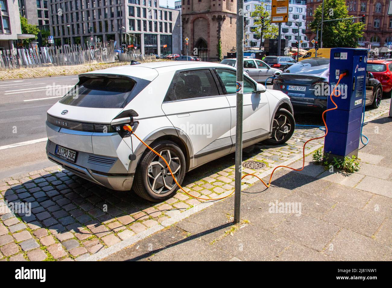 Hyundai Ioniq 5 EV charge dans la rue à Francfort, Allemagne Banque D'Images