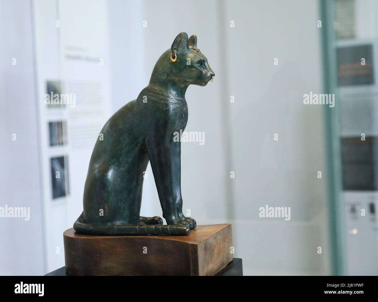 Londres, Royaume-Uni. 11th mai 2022. Photo prise le 11 mai 2022 montre le chat de Gayer-Anderson au British Museum de Londres, en Grande-Bretagne. Le chat de Gayer-Anderson est une figure en bronze représentant une forme de la déesse Bastet. Le chat date de la fin de la période de l'Égypte ancienne autour de 600 avant JC. Il porte le nom du major Robert Grenville Gayer-Anderson, qui a fait don de la statue au British Museum en 1939. Crédit : Li Ying/Xinhua/Alay Live News Banque D'Images