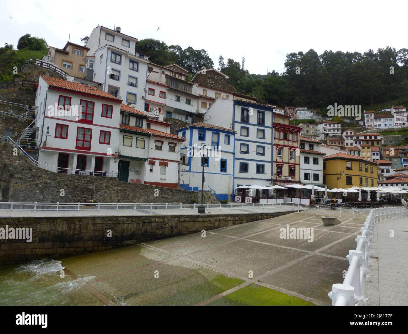 Cudillero, un village de pêcheurs sur la côte des Asturies. Espagne. Banque D'Images